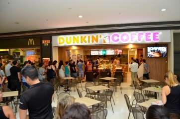 Colas ante un establecimiento de la firma (Foto TA)