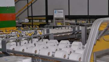 Imagen de la cadena de producción de rollos de papel higiénico de Mapacasa (Foto TA)