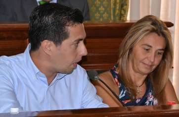 La concejala de Desarrollo Local , Soledad Hernández (d), con el portavoz socialista Alejandro Ramos (Foto TA)