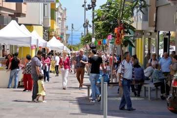 Imagen de una feria en la calle peatonal de Los Llanos de Telde (Foto TA)