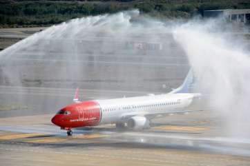 El primer avión de Norwegian que aterriza en Gando procedente de Madrid (Foto Acfi Press)