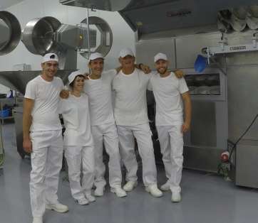 Un grupo de empleados de Granier, en las nuevas instalaciones de El Goro (Foto TA)