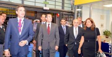 La alcaldesa de Telde, Carmen Hernández, entre las autoridades que asistieron anoche al acto inaugural de la refroma de Makro (Foto A. Alí)