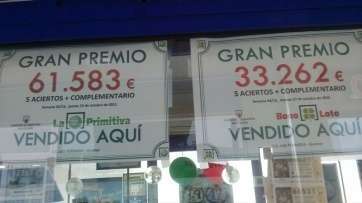 Carteles alusivos a premios en el punto de venta de la Administración de Loterías del CC Las Terrazas (Foto TA)