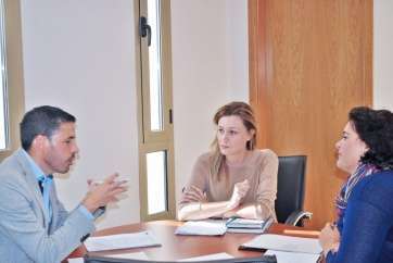 Momento de la reunión de Suárez con la concejala Celeste López (d) (Foto TA)