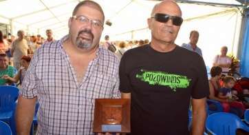 Miguel Rosales y Alexis Monzón, vecinos de Telde, exhiben el premio por la Miel Ámbar Aficionado (Foto Antonio Alí)