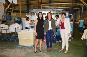 La alcaldesa y la consejera insular de Industria, durante la visita a Crisol (Foto TA)
