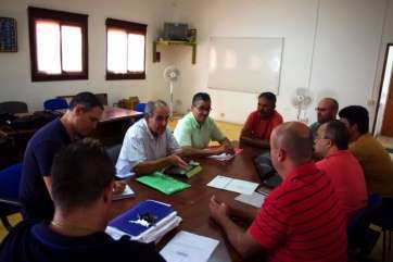 Momento de la reunión de trabajo de los pescadores con los candidatos al Senado por la alianza PSOE-NC (Foto TA)