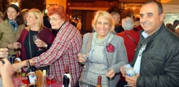 Miembros de la asociación de comerciantes, en un puesto de venta de vino (Foto TA)