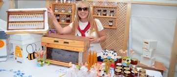 Una apicultura de Valsequillo en uno de los puestos de la muestra (Foto Antonio Alí)