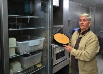 Carmen Santana, conocida cariñosamente como La Rubia, en su moderno negocio (Foto TA)