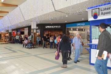 Cola en Administración de Lotería La Brujita de Telde, esta mañana (Foto TA)
