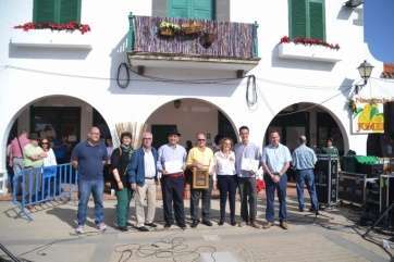 Los ganadores posan con autoridades locales e insulares (Foto TA)