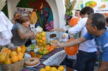 Uno de los puestos de la Feria de la Naranja instalado en la Casa de la Juventud (Foto TA)