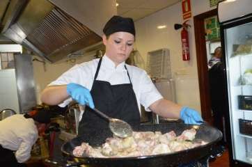 Cocinera del restaurante preparando un arroz (Foto TA)