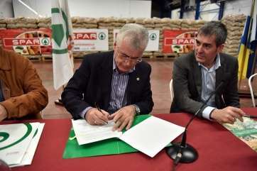 Momento de la firma del convenio al que asistió el presidente del Gobierno de Canarias (Foto TA)