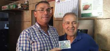 Alberto Díaz, gerente de la cafetería La Avenida, junto a Francisco Medina, uno de los agraciados (Foto TA)