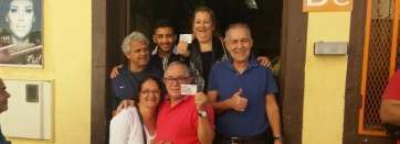 Premiados en la puerta del local de Las Longueras que distribuyó entre sus clientes 20 cupones (Foto TA)