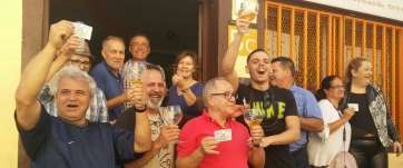 Varios de los premiados, esta mañana, festejando en la cafetería La Avenida (Foto TA)