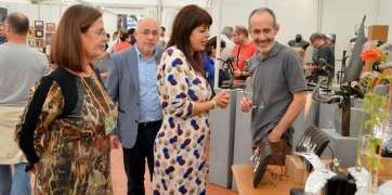 La consejera teldense Minerva Alonso, recorriendo la muestra junto al presidente grancanario Antonio Morales (Foto Antonio Alí)