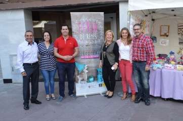 Los concejales socialistas y los responsables de la Asociación de Empresarios de la ZCA, esta tarde en la apertura de la muestra (Foto TA)
