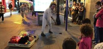 El payaso Quique Lastras, en la Avenida de la Constitución, esta noche (Foto TA)