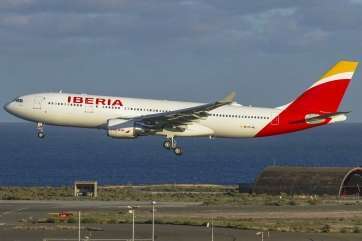 Imagen del nuevo A330-200 de Iberia aterrizando ayer martes en Gando (Foto Antonio Rodríguez)