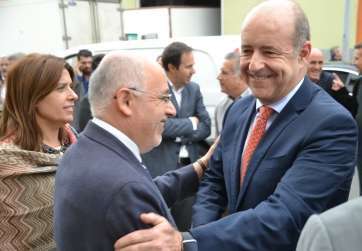 Pedro Ortega (d), saludando a Antonio Morales (c) en presencia de Carmen Hernández (i) durante un acto en Telde (Foto TA)