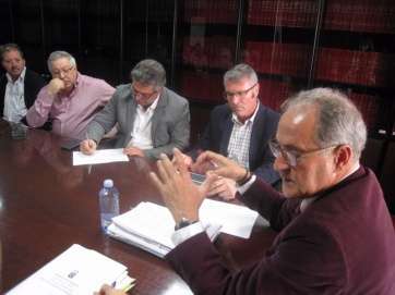 Momento de la reunión de este viernes entre el director general y agentes del sector (Foto TA)