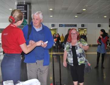 Unos pasajeros de Jet2.com, a su llegada este lunes a Gran Canaria procedentes de Edimburgo (Foto TA)