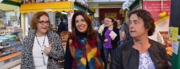La alcaldesa de Telde (c), la concejala de Agricultura (i) y la presidenta del colectivo de puesteros (Foto TA)
