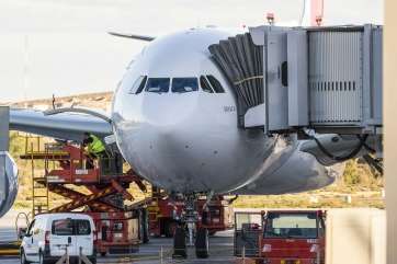 Un Airbus A330 de Iberia, estacionado junto a un finger en la plataforma del Aeropuerto de Gran Canaria (Foto Antonio Rodríguez)