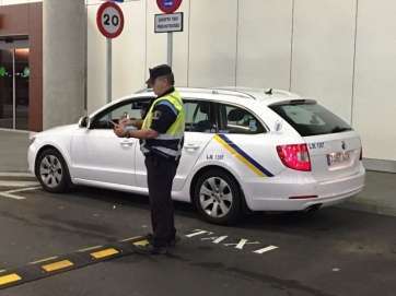 Agente policial de Telde controla el uso del tránsfer en Gando (Foto TA)