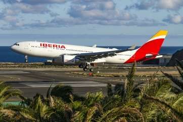 Un Airbus A330-200 de Iberia aterriza en el Aeropuerto de Gando (Foto Antonio Rodríguez)