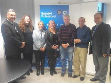 Un momento de la firma del convenio entre ZCA Telde y Banco Sabadell (Foto TA)