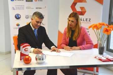 Momento de la firma del convenio, este viernes, en la sede del CIEE (Foto TA)