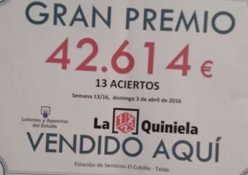 Cartel indicativo del premio colocado en la Administración de Loterías de El Cubillo (Foto TA)