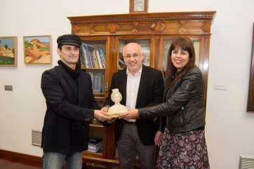 Momento en que Croissier hace entrega de su distinción al Cabildo de Gran Canaria (Foto TA)