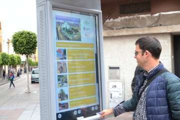 Imagen de un punto de información instalado en el entorno comercial de Los Llanos (Foto TA)