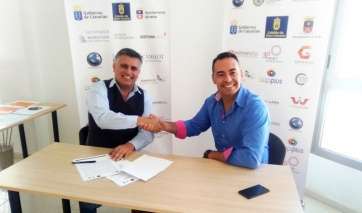 Marco Antonio (i) y Carlos Carreño (d) firmaron este martes el acuerdo de colaboración (Foto TA)