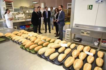 Imagen de la visita del consejero Miguel Montero al centro de formación de Harinaca (Foto TA)