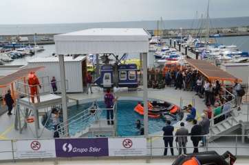 Momento de una de las maniobras de rescate que pudo presenciar el público asistente a las jornadas abiertas (Foto TA)