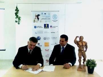 Firma del acuerdo entre el CIEE, con sede en Telde, y el promotor de eventos deportivos, Víctor Ortíz (Foto TA)