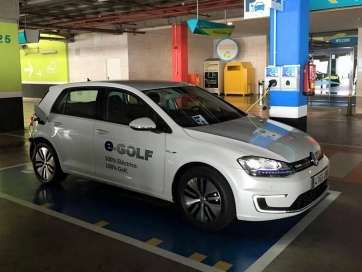 Punto de recarga para vehículos eléctricos en el Centro Comercial El Mirador (Foto TA)
