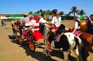 Un grupo de escolares disfrutando este miércoles de un divertido paseo por la Feria (Foto TA)