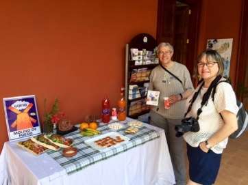 Extranjeros degustando productos típicos canarios en la Casa Condal (Foto TA)