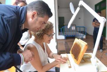 Los concejales Marta Hernández y Diego Ojeda, observan con atención el proceso de traslarve de abejas reinas (Foto TA)