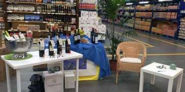 Puesto promocional en el centro comercial de Makro (Foto TA)