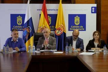 El presidente grancanario, Antonio Morales, presidiendo una reunión junto a otros de los consejeros del Gobierno cabildicio (Foto Acfi Press)