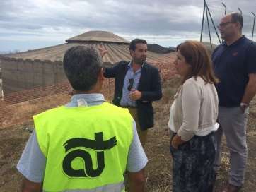 El gerente de Aguas de Telde, Gustavo Gómez, junto a la alcaldesa Carmen Hernández y al concejal Agustín Arencibia (Foto TA)